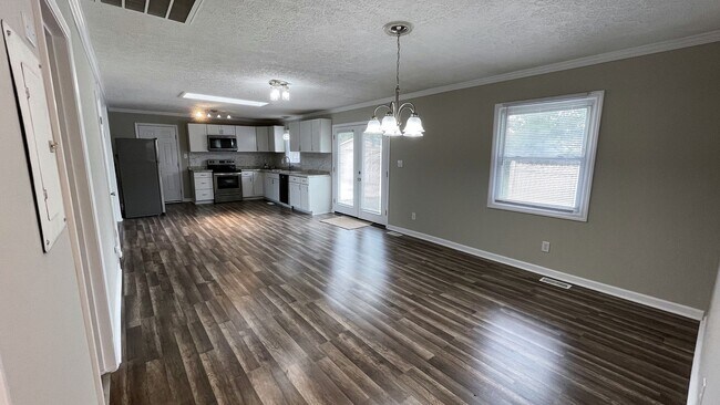 Foto del edificio - Remodeled 4 Bedroom / 2 Bathroom in proximity to shopping & Fort Bragg!