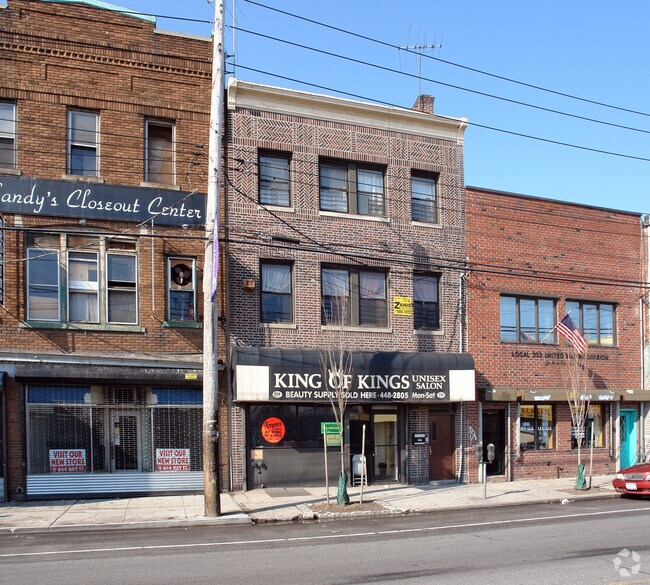 Building Photo - 556 Bay St