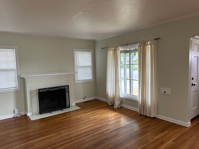 Building Photo - 83 E Rosemary Ln