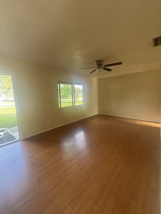 Foto del edificio - Cozy 3 Bedroom Home in Quiet Community | Hardwood Floors | Large Yard