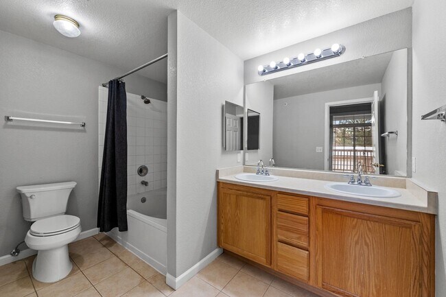 Building Photo - Gorgeous Two Bedroom Windmill Creek Condo!
