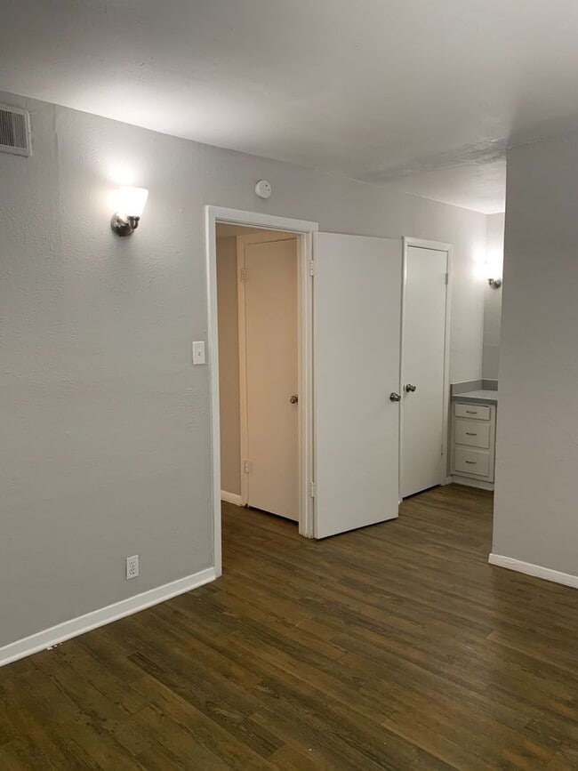 Interior Photo - Monarch Court
