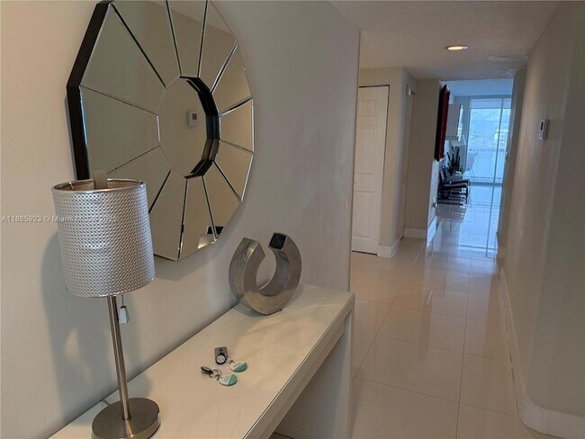 Foto del edificio - 17050 N Bay Rd