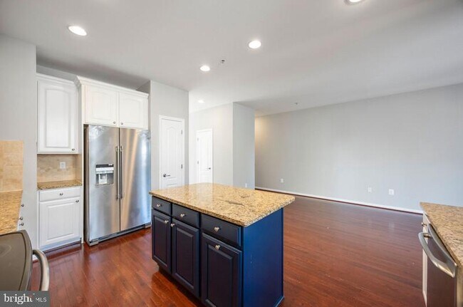 Building Photo - 844 Oriole Ave