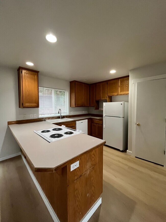 Foto del edificio - Spacious Four Bedroom Home with Bonus Room - Toledo St