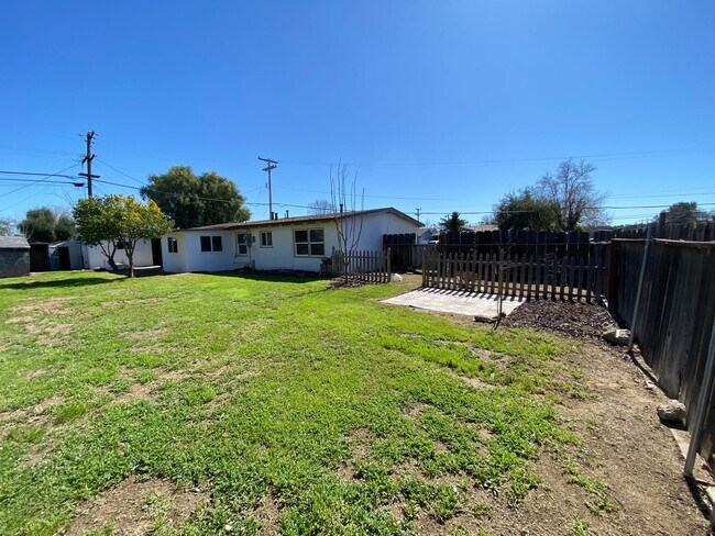 Foto del edificio - 3 Bed/1 Bath with Large fenced yard in central Paso Robles near Highschool!