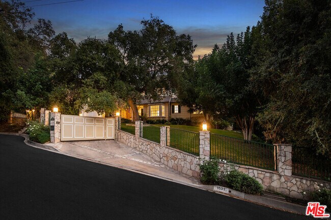 Foto del edificio - 15310 Kingswood Ln