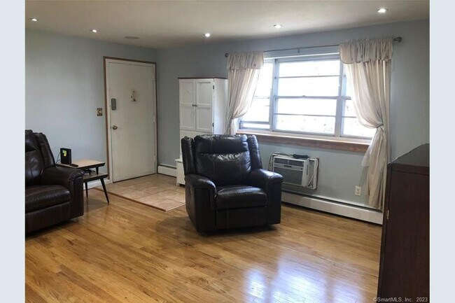 Foto del edificio - 11 Colonial Dr