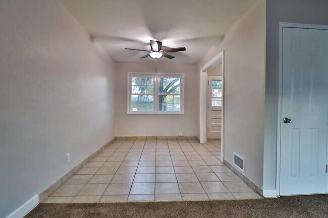 Foto del edificio - 902 N Prairie Ave