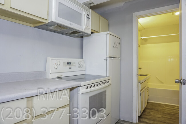 Building Photo - Studio Unit on Chinden Blvd in Garden City
