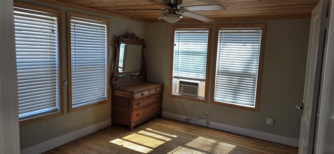 Building Photo - 1808 Avenue J