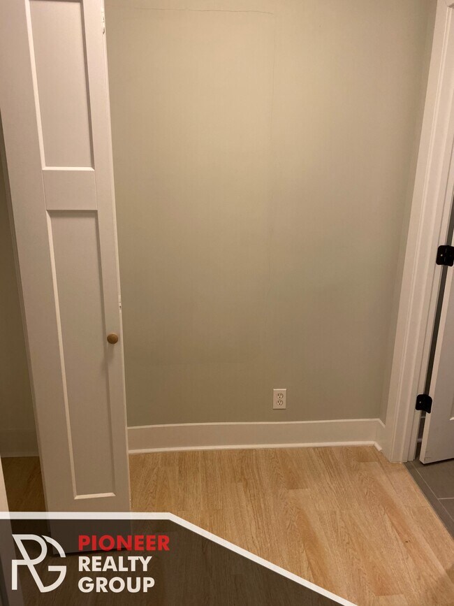 Foto del edificio - 429 W Wellington Ave