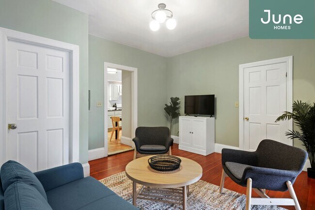 Building Photo - ROOM ONLY in 4-bed/2.0-bath Home