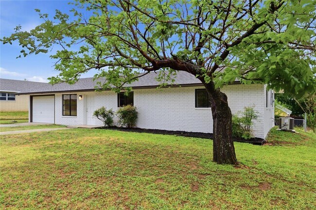Building Photo - 1841 Twin Oaks