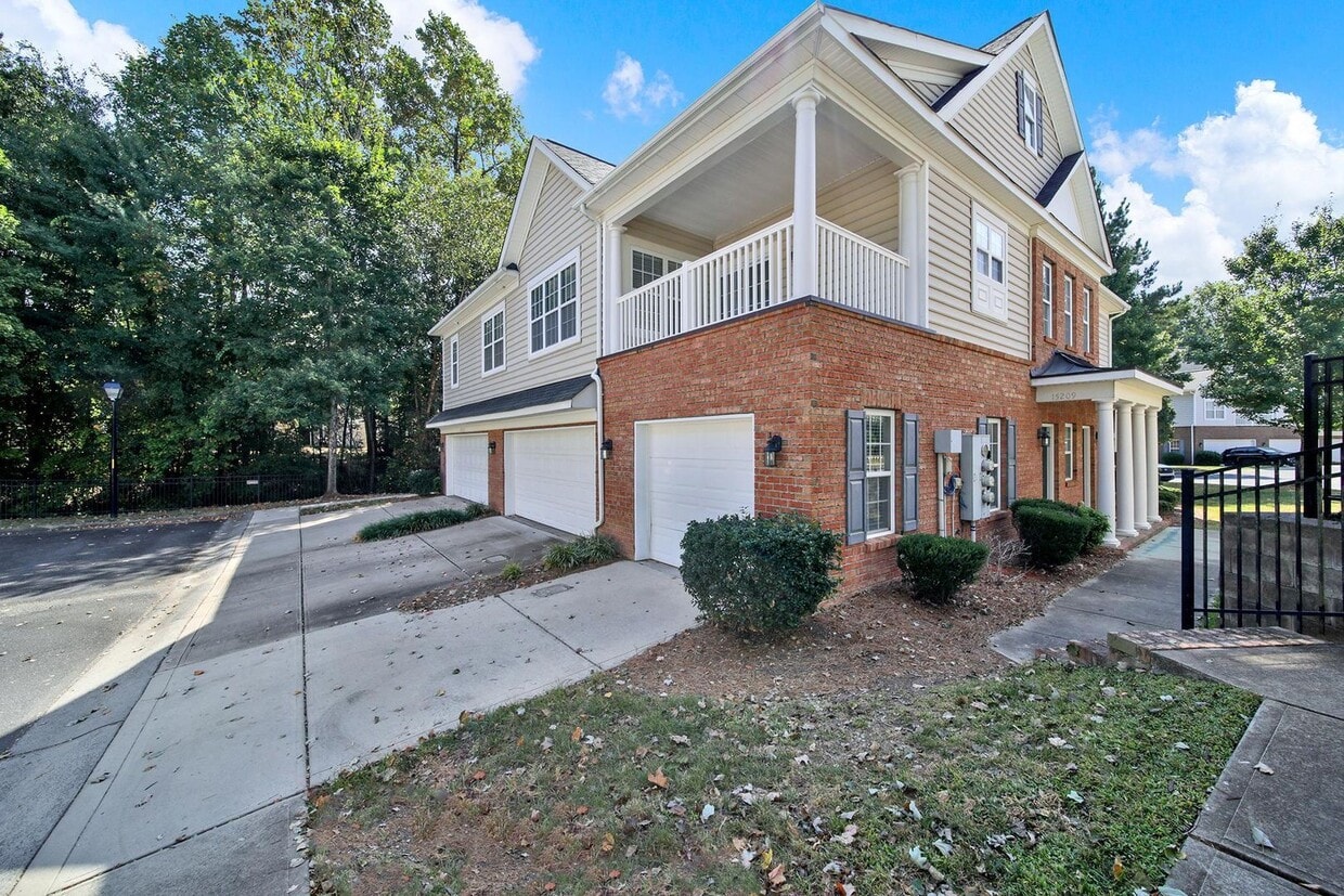 Primary Photo - Lovely Two Bed Two Bath Townhome in Ballan...