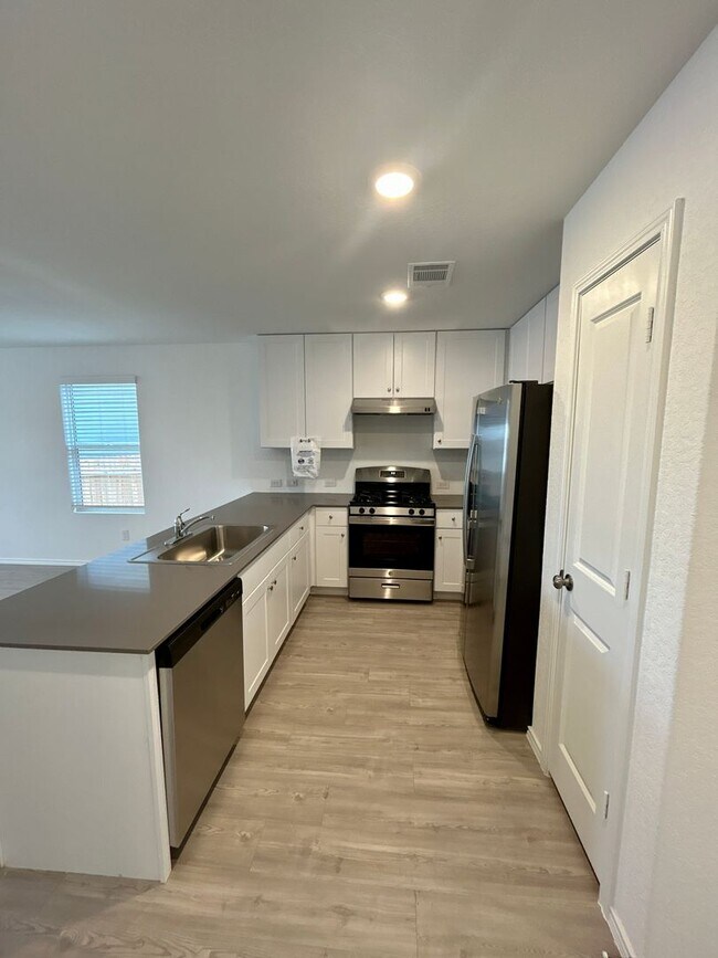 Building Photo - Hidden Trails, Bulverde, TX Spacious 4-Bed...
