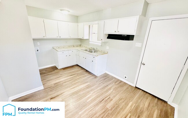 Building Photo - 3676 Royal Wood Dr