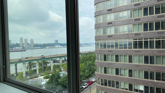 Foto del edificio - 120 Riverside Blvd
