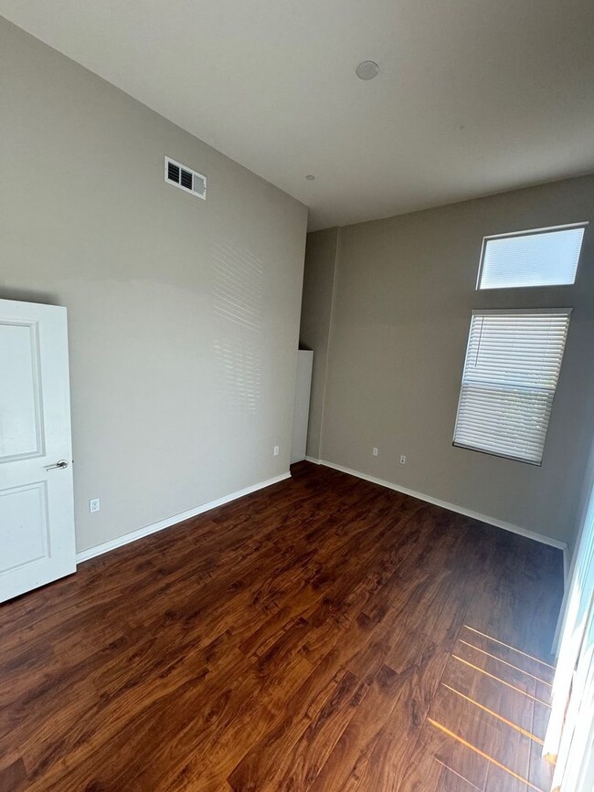 Building Photo - spacious 3 bed 3.5 bath condo with pool, c...
