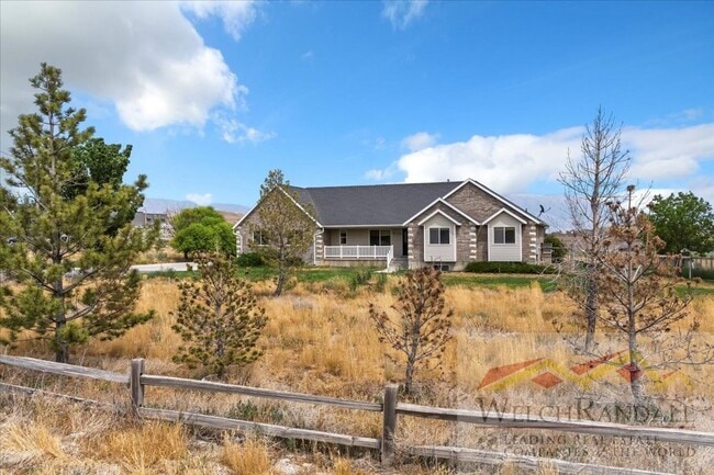 Foto del edificio - Spacious Single Family Home With Attached ...