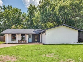 Building Photo - 923 Warfield Way