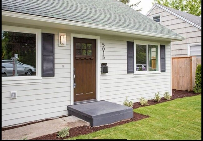 Building Photo - Charming 3-Bedroom Home with Spacious Yard...