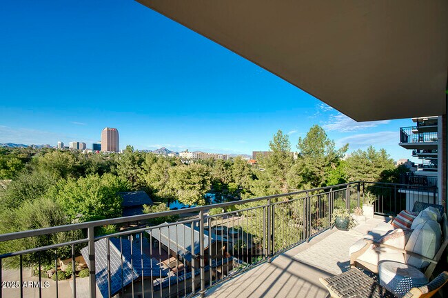 Foto del edificio - 208 W Portland St