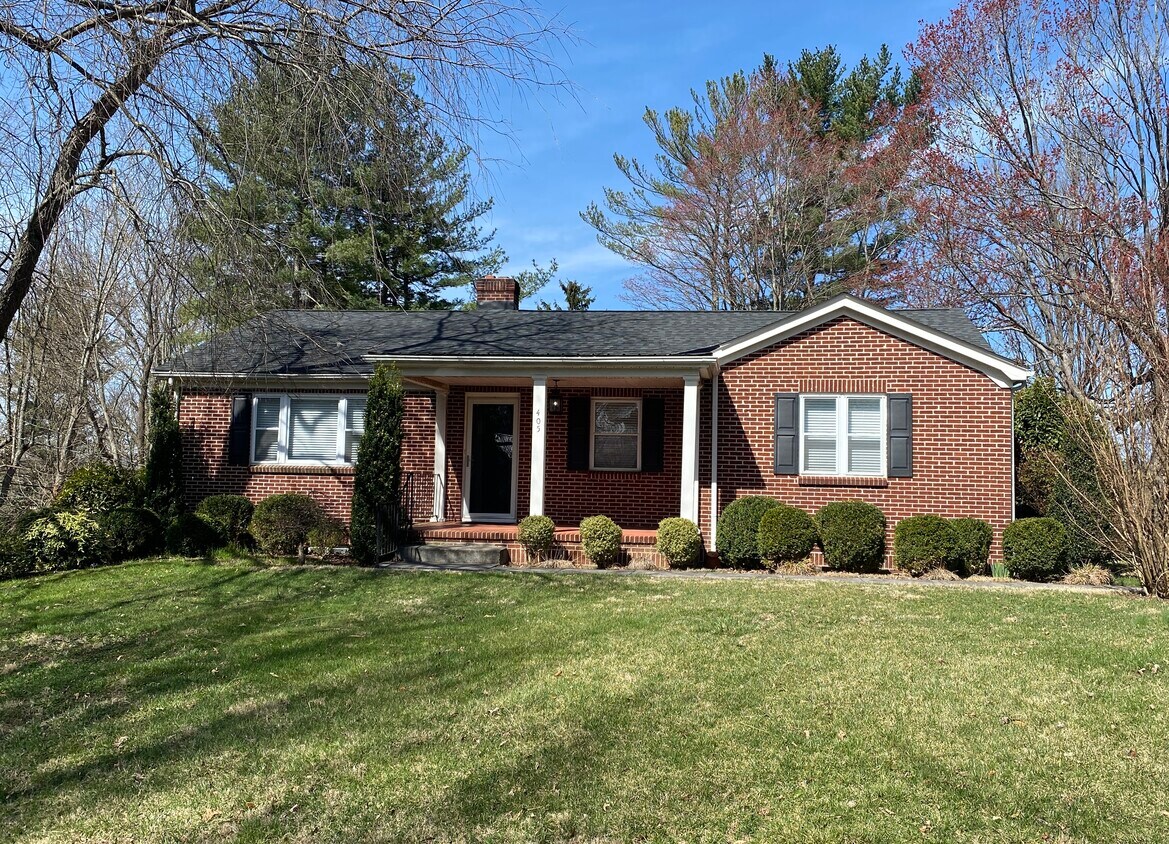 Primary Photo - 405 Hemlock Dr SE