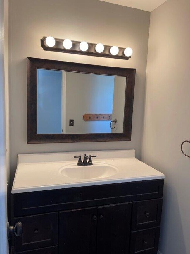 Foto del edificio - New paint and new bathroom tile!  Spacious...