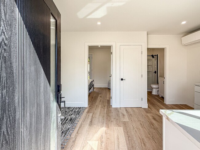 Foto del edificio - Pet friendly 1+1 w/dishwasher + private laundry available!