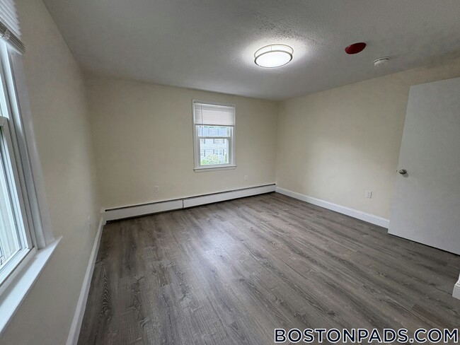 Building Photo - 9 River Dr
