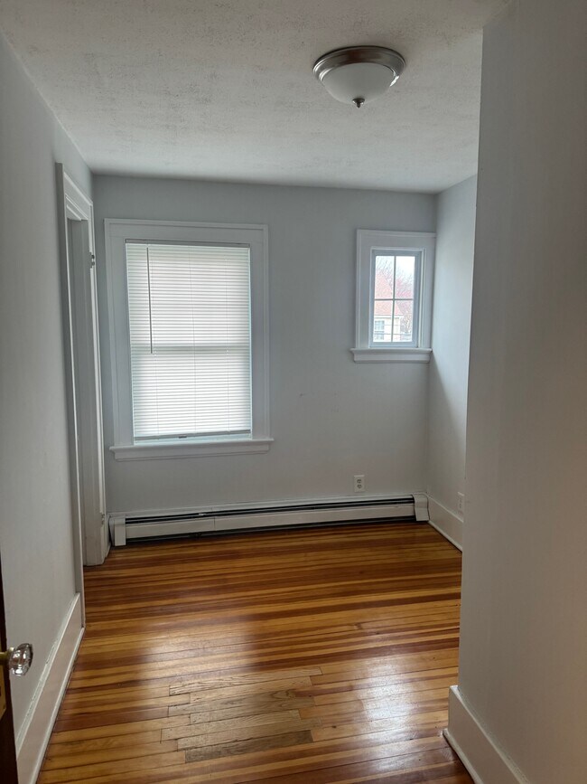 Building Photo - 31 ellesmere Ave