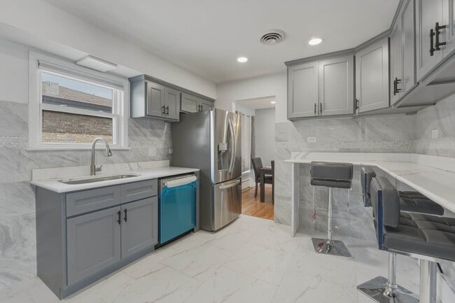 Foto del edificio - 8901 Moody Ave