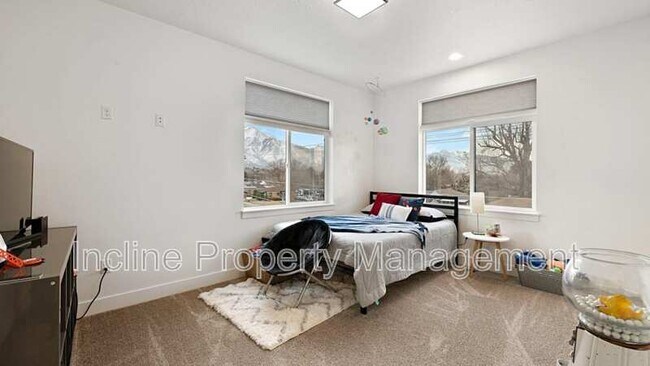 Building Photo - 1428 E Komenda Way