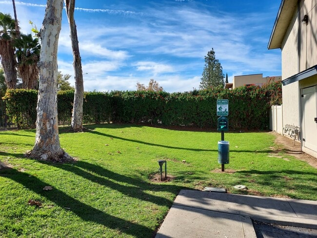 Building Photo - 12650 Lakeshore Dr