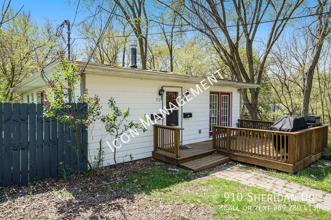 Building Photo - 910 Sheridan Dr