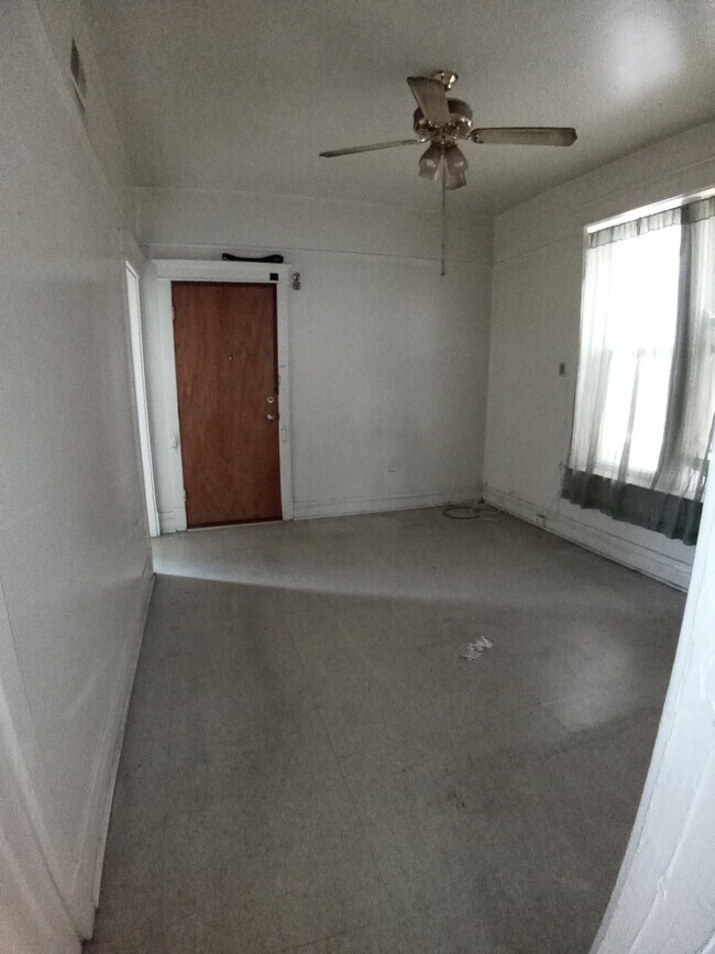 Foto del edificio - 2547 W Division St