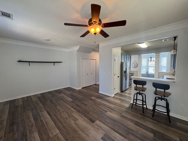 Building Photo - Modern & Spacious Townhome Beside Riverside High School!