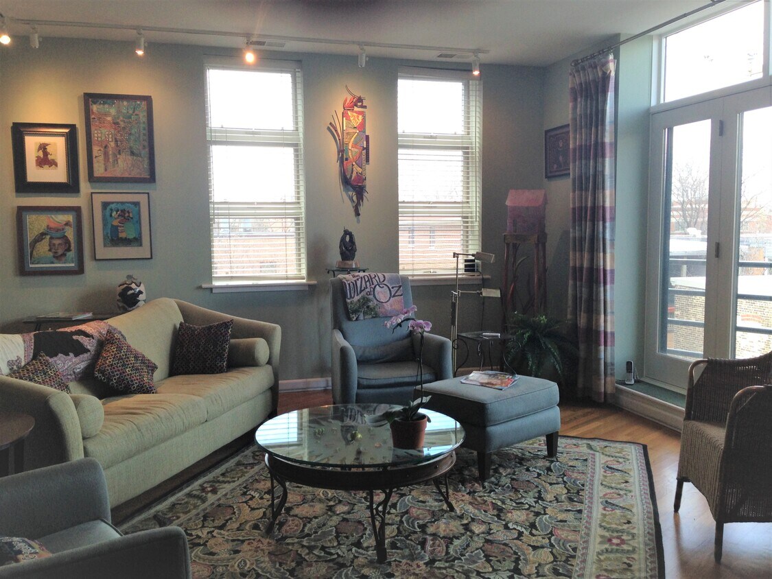 Living Room - 2100 N Racine Ave