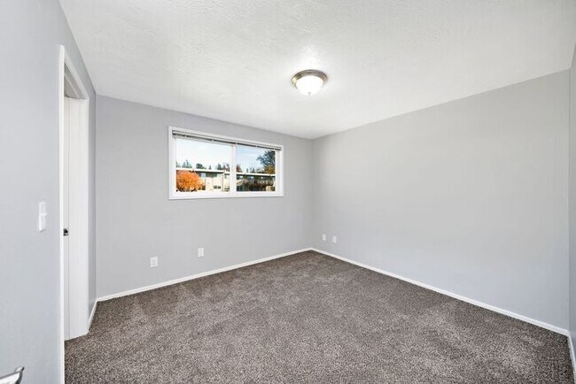 Foto del edificio - 2 bedroom 1 bath in Milwaukie!!