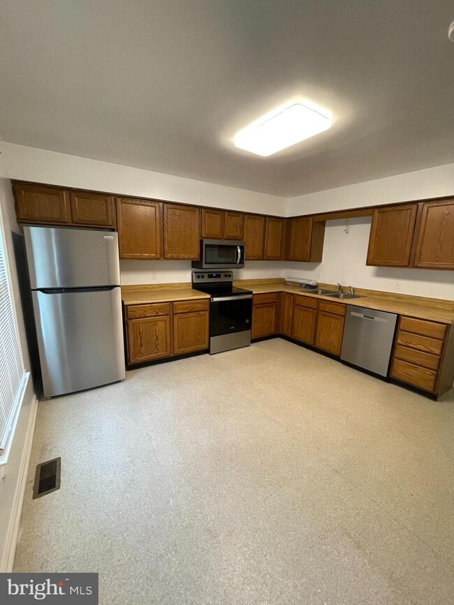 Building Photo - 206 N Rappahannock St