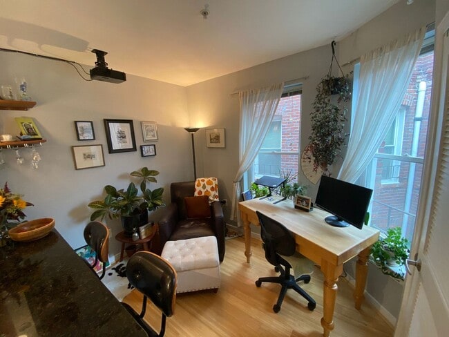 Building Photo - Charming, Spacious and Sunlit 1 BD, 1 BA 3...