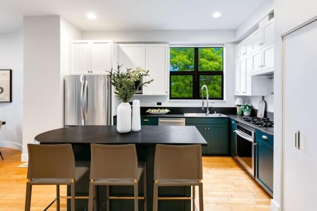 Building Photo - 2 bedroom in Seattle WA 98122