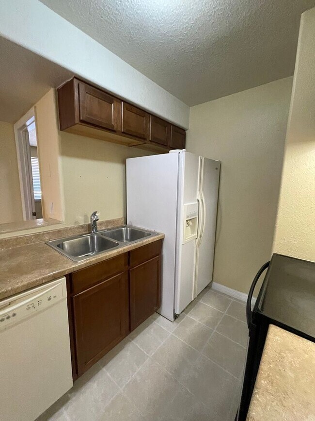 Building Photo - Ground floor condo in Brandon