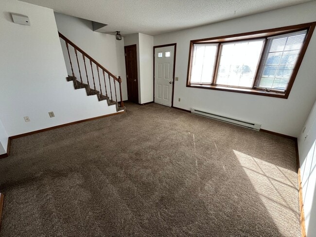 Building Photo - Great Location - 2 Bdrm , 1.5 Baths  - Ava...