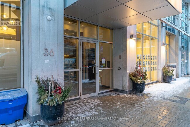 Photo du bâtiment - 36 Blue Jays Way