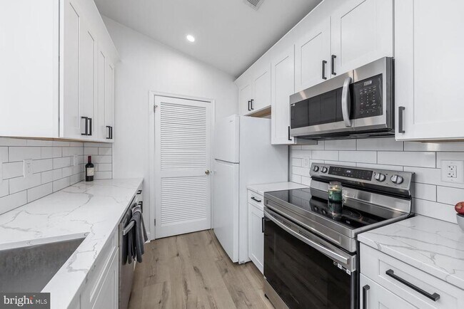 Foto del edificio - 56 Crestmont Dr