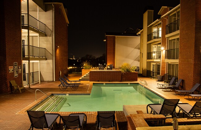 Vista nocturna de la piscina - Lincoln Park Apartments