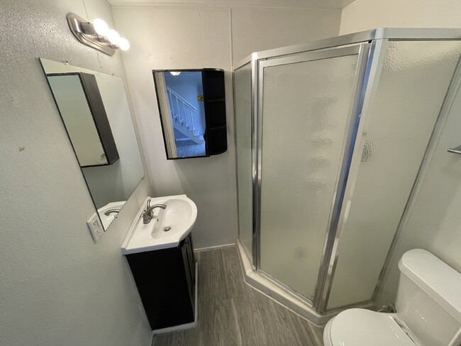 Building Photo - 1 bedroom,1 bathroom loft apartment off SE...