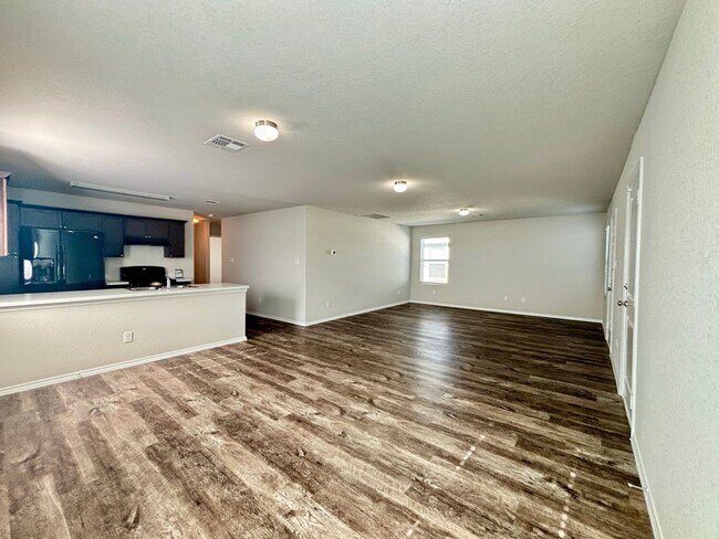 Building Photo - 3-bed 2-bath home with Community Pool